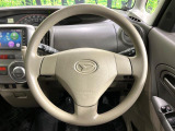 インテリアに合わせたデザインのステアリングは、運転される方のことも考え、運転しやすい形状、大きさです。是非一度、実際に触ってお確かめください。
