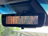 【デジタルインナーミラー】後席の大きな荷物や同乗者で後方が確認しづらい時でも安心!カメラが撮影した車両後方の映像をルームミラー内に表示。クリアな視界で状況の確認が可能です!