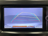【バックガイドモニター】後方の映像をナビ画面に表示するだけでなく、ステアリング操作に連動して動くガイド線も同時に表示!予想進路の確認をしながら後退できるので便利です!