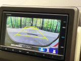 【バックカメラ】駐車時に後方がリアルタイム映像で確認できます。大型商業施設や立体駐車場での駐車時や、夜間のバック時に大活躍!運転スキルに関わらず、今や必須となった装備のひとつです!