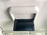 【後席モニター】家族や友人とお出かけする機会が多い方に大人気の後席モニターを装備!見やすい位置に画面がありテレビやDVDの視聴も快適!友達もお子様も、後席にしか乗らなくなるかも??