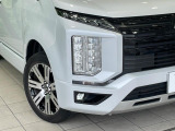 【LEDヘッドライト】悪天候や夜間走行時も良好な視界を確保し安心して運転できる高輝度LEDヘッドライトを装備!点灯速度が早く、消費電力も抑えられています。