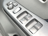 【電動格納ミラー】サイドミラーは電動格納式となっており、狭い駐車場でもキズがつくリスクを抑えられます。