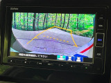 【バックカメラ】駐車時に後方がリアルタイム映像で確認できます。大型商業施設や立体駐車場での駐車時や、夜間のバック時に大活躍!運転スキルに関わらず、今や必須となった装備のひとつです!
