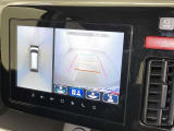 パノラミックビューモニターを装備。駐車場や交差点でクルマを真上から見るように周囲を確認できます。機能の詳細は販売店スタッフまでおたずねください。