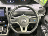 【ステアリングヒーター】冬場に冷たくなりやすい革巻きステアリングを、スイッチ一つで素早く適温に!エアコンよりも早く温まってくれるので、寒い日の運転も快適になりますね♪