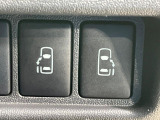 【両側パワースライドドア】スマートキーや運転席のスイッチで後席両側スライドドアの開閉が可能♪電動だから力を入れてドアを開ける必要が無く、小さなお子様でも簡単に開け閉めでき快適です♪