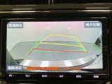 【バックガイドモニター】ガイド線はハンドルと連動しているので、予想進路に合わせてガイド線が動きます!カメラについた水滴を風で吹き飛ばす雨滴除去機能付き!雨天時の後方視界の確保に役立ちます!