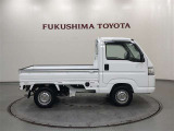 【まるごとクリーニング】シートを取り外し、車内を徹底洗浄。隅々まで丁寧に仕上げています。