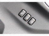 運転席のポジションを2つ、記憶させることができます。ボタンを押すと設定したポジションに電動で移動します。