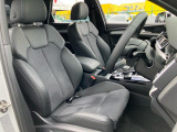 硬めに感じられるシートはホールド性に優れ、ロングドライブでも疲れが少なく身体をしっかりと支えます。