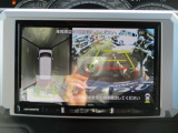 駐車する際、見通しの悪い場所や狭い道での運転を行いやすく、合計4ヶ所に設置したカメラの映像を合成・処理をして、真上から見ているような映像を映し出してくれます。