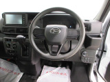 たとえばダイハツのお店にある、たくさんのスマアシ搭載車は、正常に作動する事をしっかり確認します。