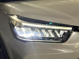 【LEDヘッドライト】悪天候や夜間走行時も良好な視界を確保し安心して運転できる高輝度LEDヘッドライトを装備!点灯速度が早く、消費電力も抑えられています。
