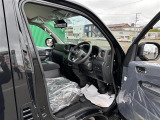 【運転席】座り心地が良いシートなので長時間の運転でも快適にお過ごしいただけます。新品のフロアマットのご注文も可能です。掲載箇所以外にご希望の写真がございましたらお気軽にお問い合わせ下さい。