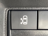 【パワースライドドア】スマートキーや運転席のスイッチでスライドドアの開閉が可能♪電動だから力を入れてドアを開ける必要が無く、小さいお子様でも、重い荷物を持っている時もラクに開け閉めできます♪