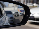 車線変更時などの安全確認をサポートするブラインドスポットモニター付き。
