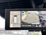 【アラウンドビューモニター】まるでクルマを真上から見下ろしたかのような視点で駐車をサポートします!クルマの斜め後ろや真横など、前後左右の4つのカメラの映像が合成されて、モニターに映し出されます。