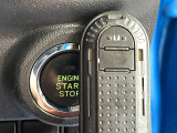 【キーフリーシステム】カバンやポケットに入れたままでもドアの施錠・解錠が可能なスマートキーを装備。エンジンのオン・オフ時もカギを取り出す必要が無いからとっても便利です♪
