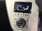 【オートエアコン】一度お好みの温度に設定すれば、車内の温度を検知し風量や温度を自動で調整。暑い&hellip;寒い&hellip;と何度もスイッチ操作をする必要はありません。快適な車内空間には必須の機能ですね♪