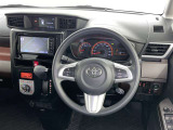 運転席まわりです。 各操作スイッチは使いやすい位置に配置されてます。