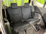 床下収納式のサードシートです。座席部分をコンパクトに収納でき、広大な荷室スペースとしてお使いいただけます!乗車人数や荷物の量など利用シーンに合わせて3列目を有効活用でき、とっても便利♪