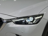 【LEDヘッドライト】悪天候や夜間走行時も良好な視界を確保し安心して運転できる高輝度LEDヘッドライトを装備!点灯速度が早く、消費電力も抑えられています。