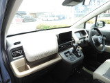 ★助手席周辺★ダッシュボードには豊富な収納BOXがありいつもすっきりとした車内!ほしい場所にちょうど良い収納を備えています。大きなフロントガラスによって見晴らしも良く快適な座り心地となっております