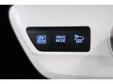 EVモードや、気分や走行状況に合わせて切替えられるドライブモードセレクトを装備。車の接近を音で知らせる車両接近通報装置は、早朝や深夜の帰宅など静かに走りたい場合には車にOFFボタンでオフできます。
