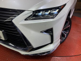 【三眼LEDヘッドライト】スタイリッシュな見た目の三眼LEDヘッドライトを装備♪スタイルだけでなく、夜間の走行も視界良好で安心してお乗りいただけます。