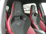 フロントシートはメーカーオプションのRECARO(レカロ)製スポーツシート 装着車になります。