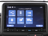 Bluetooth接続に対応し、ハンズフリー通話や音楽再生が可能です。交通情報を確認しながら快適に運転でき、メニューカスタマイズ機能により使いやすく設定できます。