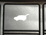 【パワーバックドア】スマートキーや運転席のボタンを押すだけでリアゲートが自動で開閉します!荷物を持っている時や、高い位置にあるバックドアを閉める際に便利な機能です♪
