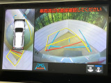 【マルチテレインモニター】車のフロントやサイドのカメラ画像を同時にモニター表示することで、悪路や狭い道を走行時でも周囲の状況確認ができ安心!本格SUVにうれしい装備です♪