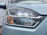【LEDヘッドライト】悪天候や夜間走行時も良好な視界を確保し安心して運転できる高輝度LEDヘッドライトを装備!点灯速度が早く、消費電力も抑えられています。
