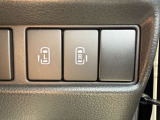 【両側スライドドア】駐車場で隣の車との間隔が狭く乗りにくい時、スライドドアなら安心!ドアオープン時も幅を取らず、開口部が広いので乗り降りがとっても簡単です。大きな荷物の出し入れも後席から可能♪