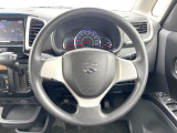 インテリアに合わせたデザインのステアリングは、運転される方のことも考え、運転しやすい形状、大きさです。是非一度、実際に触ってお確かめください。