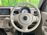 インテリアに合わせたデザインのステアリングは、運転される方のことも考え、運転しやすい形状、大きさです。是非一度、実際に触ってお確かめください。