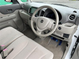 【運転席】座り心地が良いシートなので長時間の運転でも快適にお過ごしいただけます。新品のフロアマットのご注文も可能です。掲載箇所以外にご希望の写真がございましたらお気軽にお問い合わせ下さい。