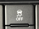 【横滑り防止装置】車両の横滑りを感知すると、自動的に車両の進行方向を保つように車両を制御します。雨の日など滑りやすい路面状況でも安全な運転が可能です。