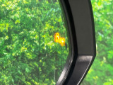 【ブラインドスポットモニター】走行中、ドアミラーの死角になりやすい箇所に後続車が接近するとサイドミラーのレンズに警告を表示!ドライバーに注意喚起をしてくれます。