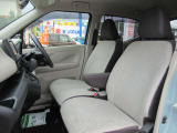助手席です。運転席と同じように長距離でも快適に座れる仕様ととなっております。同乗者の方も安心ですね。