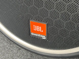 【JBLサウンドシステム】メーカーオプションの高品位サウンドシステムを搭載。専用のチューニングが施された大小様々なスピーカーから良質なサウンドが奏でられ、臨場感あふれる音響空間を演出します。