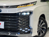 【LEDヘッドライト】悪天候や夜間走行時も良好な視界を確保し安心して運転できる高輝度LEDヘッドライトを装備!点灯速度が早く、消費電力も抑えられています。