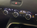 【オートエアコン】一度お好みの温度に設定すれば、車内の温度を検知し風量や温度を自動で調整。暑い&hellip;寒い&hellip;と何度もスイッチ操作をする必要はありません。快適な車内空間には必須の機能ですね♪