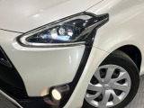 【LEDヘッドライト】悪天候や夜間走行時も良好な視界を確保し安心して運転できる高輝度LEDヘッドライトを装備!点灯速度が早く、消費電力も抑えられています。
