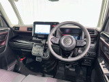 運転席まわりです。 各操作スイッチは使いやすい位置に配置されてます。