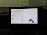 ディスプレイオーディオにナビ機能が設定されています。簡単な操作で行き先を入力することができ、音声で目的地まで案内してくれます。初めて訪れる場所も安心です。