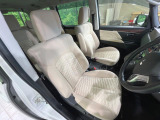 運転席まわりには十分なスペースがあり、大柄な方でもゆったり運転していただける環境です。
