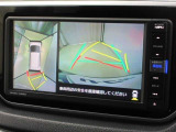 パノラミックビューモニター付きです。車両を上から見たような映像をナビゲーション画面に表示。運転席からの目視だけでは見にくい、車両周辺の状況をリアルタイムでしっかり確認できます。